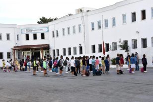 Baba kızını yurda bırakıyor