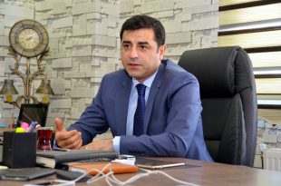 Selahattin Demirtaş söylüyor, Sırrı Süreyya Önder saz çalıyor Ahmet Türk eşlik ediyor…