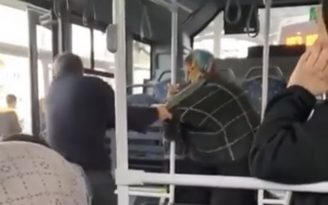 Urfa’da kartı olmayan yaşlı kadın otobüs şoförü tarafından yaka parça araçtan atıldı.