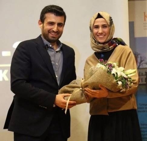 Selçuk yeni evlenmiştir. Kapı çalar