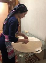 İki arkadaş cami avlusunda oturmuş