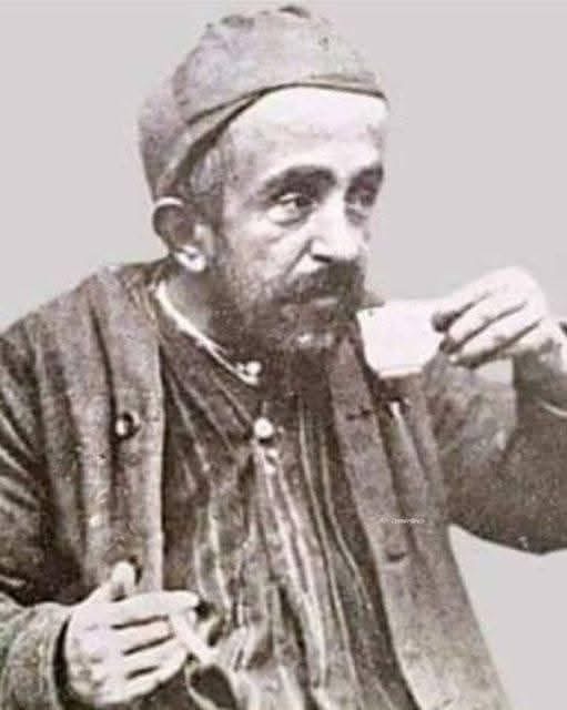 Mahallede deli olarak bilinen biri Camiye girer