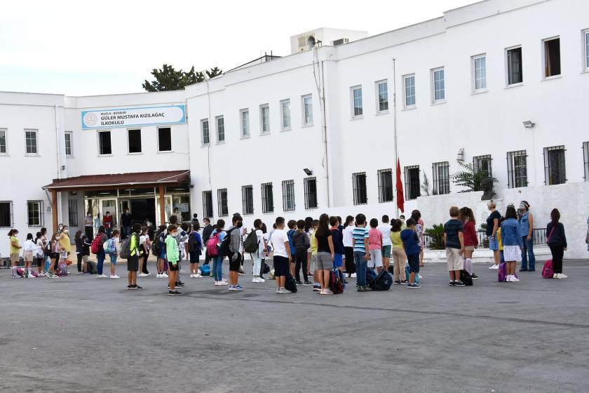 Baba kızını yurda bırakıyor