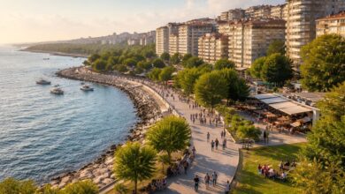 İstanbul Avcılar sahilinde yürüyüş yapan insanlar ve deniz manzaralı modern apartmanlar