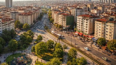 İstanbul Bağcılar ilçesinde yoğun apartman dokusu, ana cadde ve park alanının drone çekimi