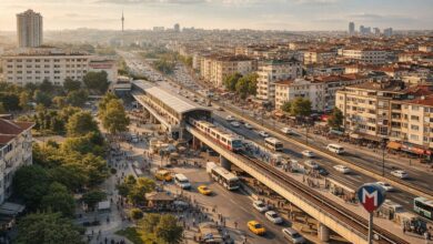 İstanbul Bahçelievler ilçesinde metro hattı, E-5 yolu ve apartman dokusunun drone çekimi