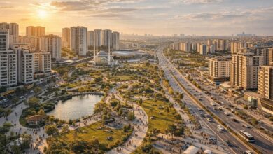İstanbul Başakşehir modern konut siteleri, park alanı ve geniş bulvarın drone görünümü