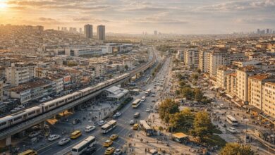 İstanbul Bayrampaşa merkezi, metro hattı ve yoğun şehir dokusunun drone görünümü