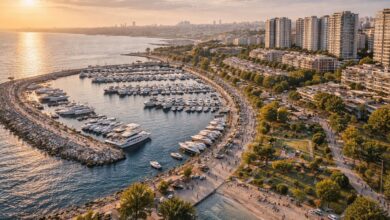 İstanbul Beylikdüzü marina, sahil hattı ve modern konutların drone görünümü