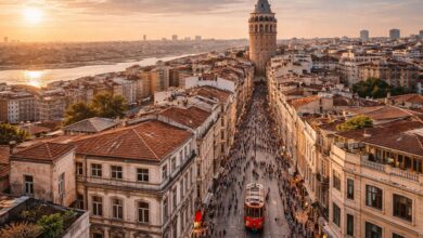 İstanbul Beyoğlu Galata Kulesi ve İstiklal Caddesi’nin gün batımında drone görünümü