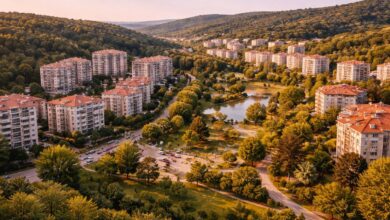 İstanbul Çekmeköy’de ormanlık alanlar arasında modern site konutlarının havadan görünümü