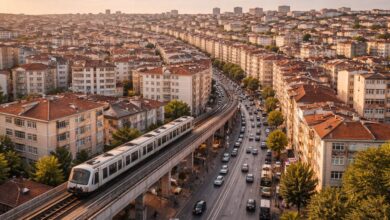 İstanbul Esenler’de metro hattı ve yoğun apartman yerleşiminin drone görünümü
