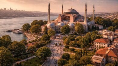 Fatih İstanbul’da Ayasofya ve tarihi yarımadanın gün batımında drone çekimi görünümü