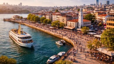 Kadıköy sahilinde vapur ve tarihi yapıların yer aldığı canlı şehir manzarası