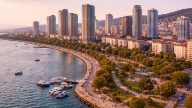 İstanbul Kartal sahil şeridinde yüksek rezidanslar ve Marmara Denizi manzarasının havadan görünümü