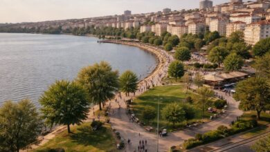 İstanbul Küçükçekmece Gölü sahil parkı, yürüyüş yolu ve apartmanların havadan görünümü