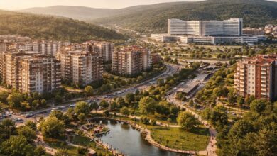 İstanbul Pendik sahilinde marina, yürüyüş yolu ve modern apartmanların yer aldığı deniz manzarası