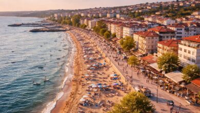 İstanbul Silivri sahilinde plaj, yürüyüş yolu ve apartmanların havadan görünümü