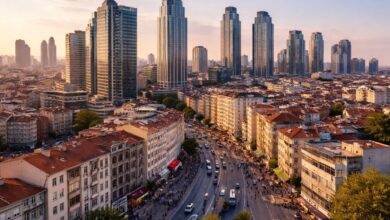 İstanbul Şişli’de Mecidiyeköy ve çevresindeki modern gökdelenler ile tarihi apartmanların havadan görünümü