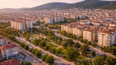 İstanbul Sultanbeyli’de apartman yoğunluklu mahalleler ve park alanlarının havadan görünümü