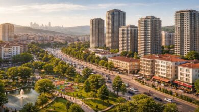 İstanbul Ümraniye’de modern konut kuleleri, park alanı ve yoğun şehir trafiğini gösteren geniş açı şehir manzarası