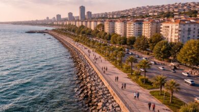 İstanbul Zeytinburnu sahilinde Marmara Denizi kıyısı, yürüyüş yolu ve apartmanların havadan görünümü